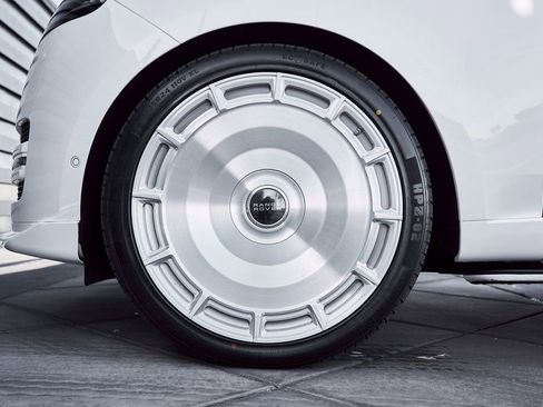 Used 2025 Land Rover Range Rover SE image 3