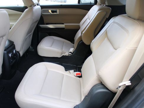 Used 2021 Ford Explorer Limited w/ Equipment Group 301A RWD image 9