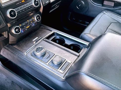 Used 2018 Ford Expedition Limited image 16