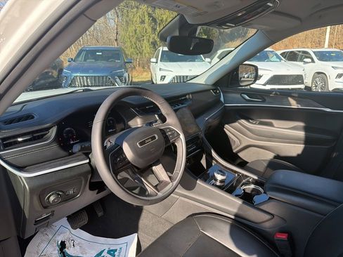 Used 2023 Jeep Grand Cherokee Limited w/ Black Appearance Package image 9