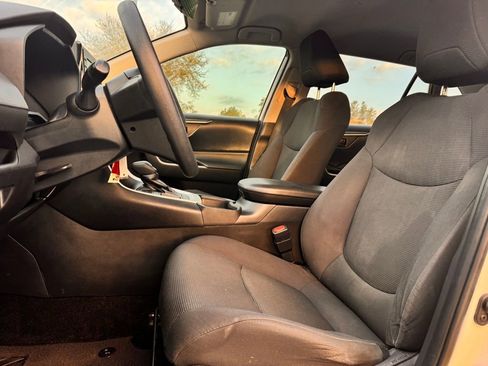 Used 2021 Toyota RAV4 LE image 10