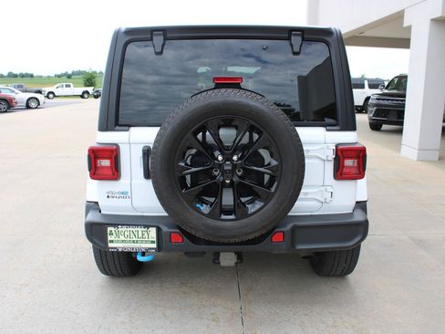 Used 2023 Jeep Wrangler Unlimited Sahara w/ Cold Weather Group AWD/4WD image 8