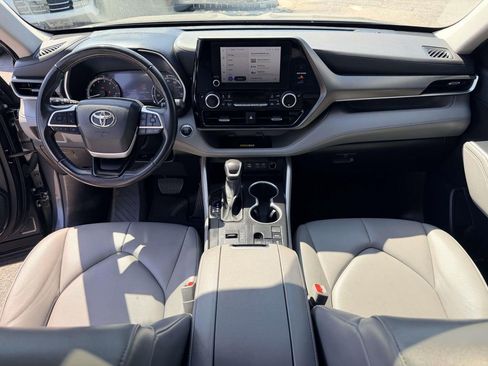 Used 2023 Toyota Highlander XLE FWD image 8
