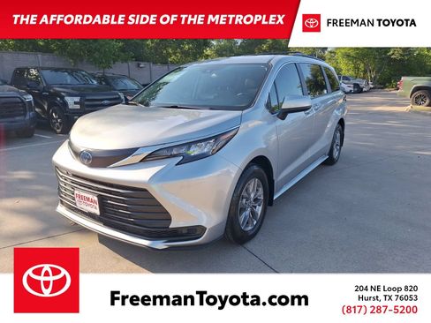 Used 2024 Toyota Sienna LE FWD image 1