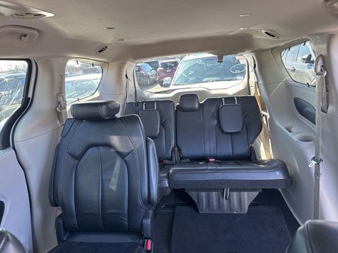 Used 2022 Chrysler Pacifica Touring-L image 9