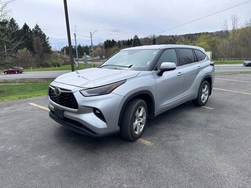 Used 2022 Toyota Highlander LE AWD/4WD image 7