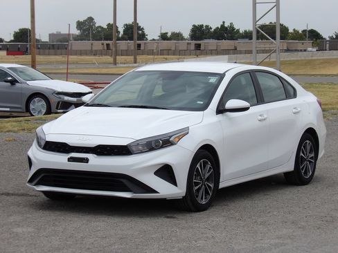 Used 2024 Kia Forte LXS FWD image 2