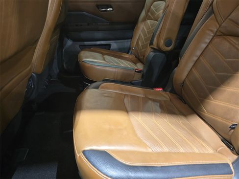 Used 2023 Nissan Pathfinder Platinum image 15