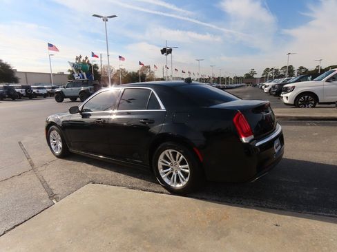 Used 2017 Chrysler 300 Limited w/ Value Package image 16