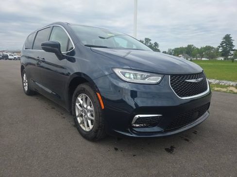 Used 2023 Chrysler Pacifica Touring-L FWD image 1