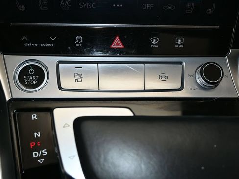 Used 2022 Audi e-tron Premium Plus w/ Premium Plus Package AWD/4WD image 28