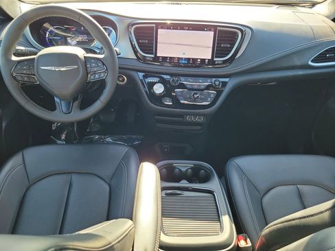 Used 2024 Chrysler Pacifica Select image 18