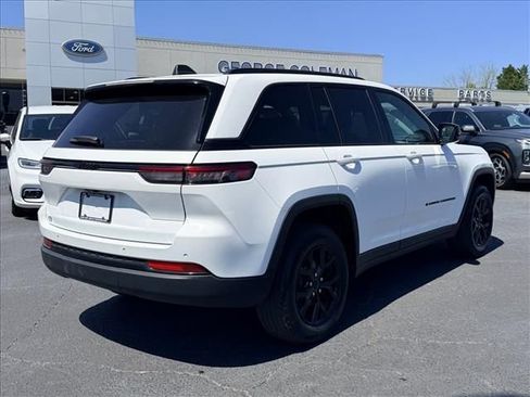 Used 2024 Jeep Grand Cherokee Altitude RWD image 4