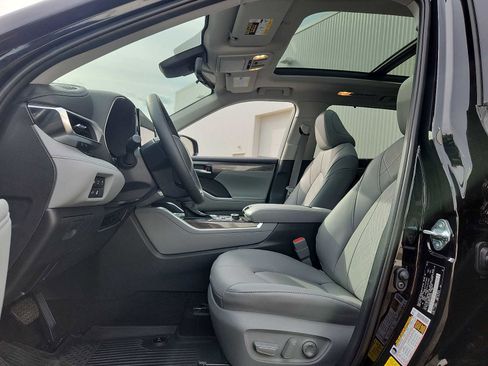 Used 2026 Toyota Highlander Platinum AWD/4WD image 13