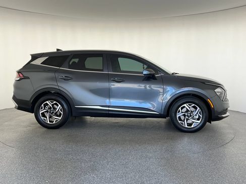 Used 2023 Kia Sportage LX FWD image 2