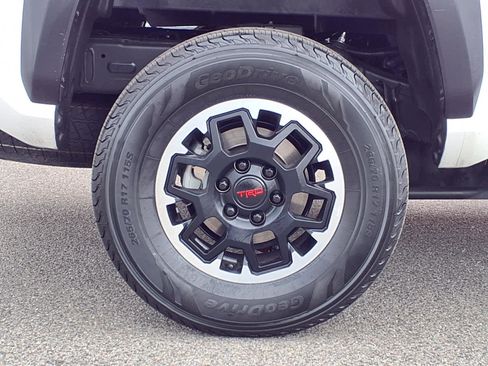 Certified 2024 Toyota Tacoma TRD Off-Road AWD/4WD image 7