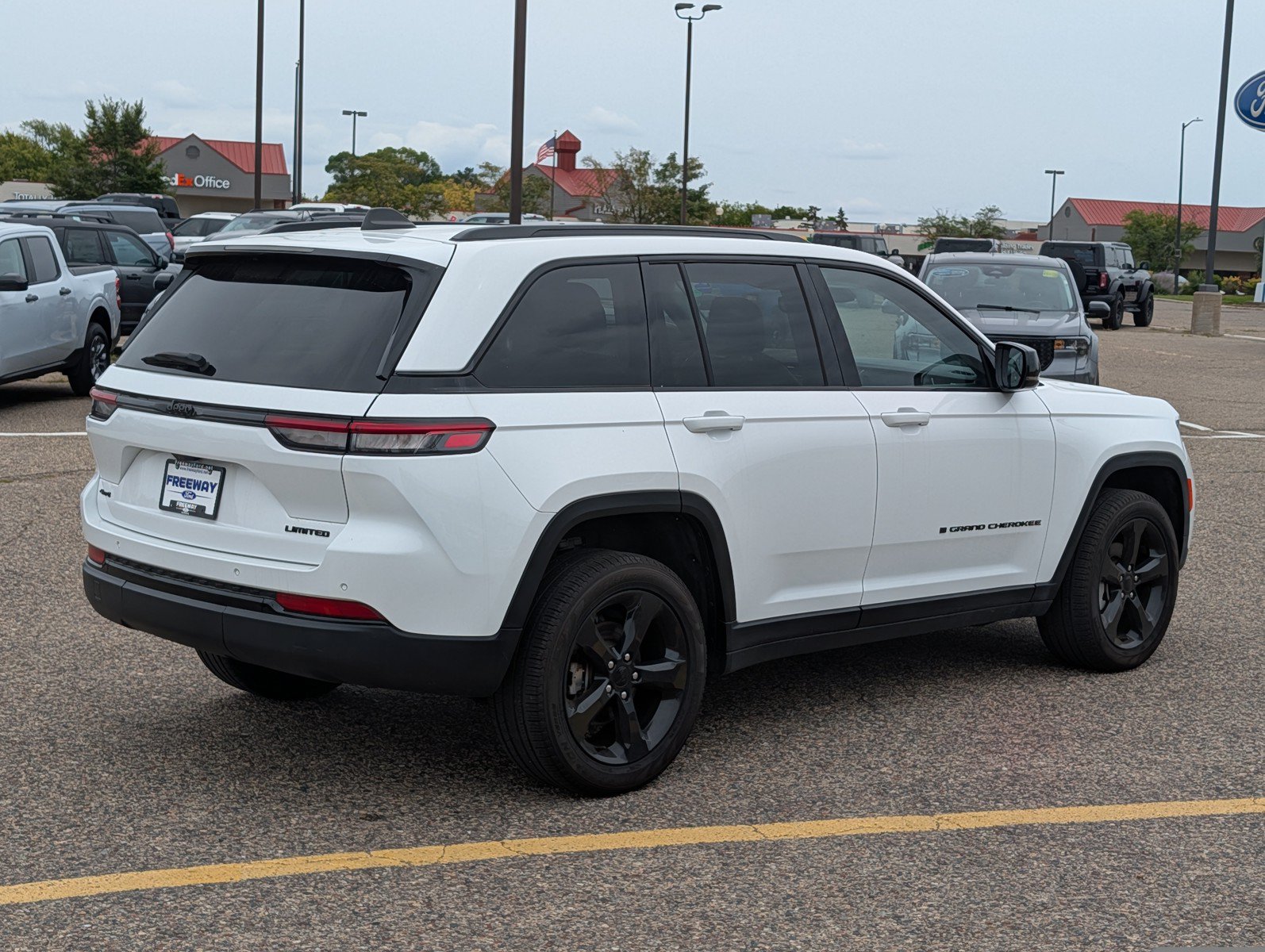 Used 2023 Jeep Grand Cherokee Limited w/ Black Appearance Package AWD/4WD image 5