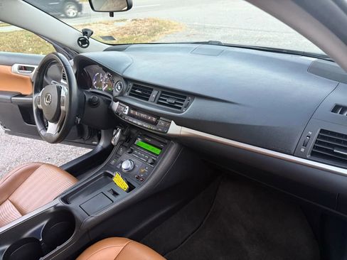 Used 2011 Lexus CT 200h image 22
