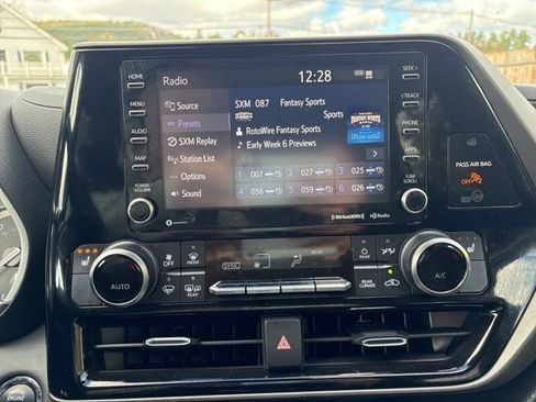 Used 2022 Toyota Highlander XLE image 4