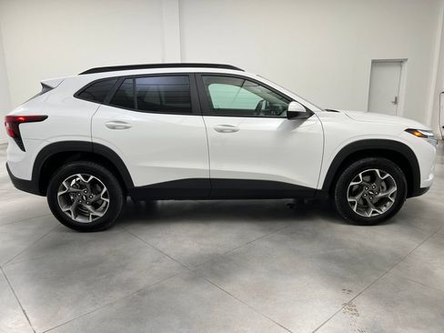 Used 2025 Chevrolet Trax LT FWD image 10