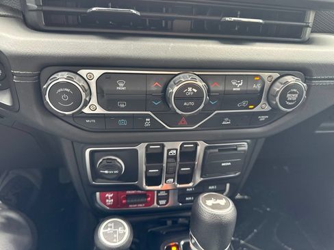 Used 2024 Jeep Wrangler Unlimited Rubicon 4xe AWD/4WD image 44