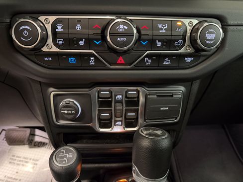 Used 2025 Jeep Wrangler Unlimited Sahara w/ Safety Group AWD/4WD image 11