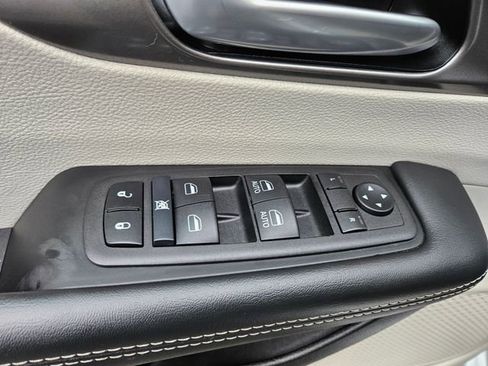 Used 2024 Chrysler Pacifica Touring-L image 19