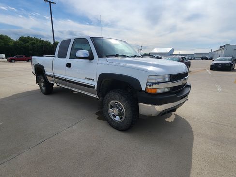 Used 2001 Chevrolet Silverado 2500 LS AWD/4WD image 3