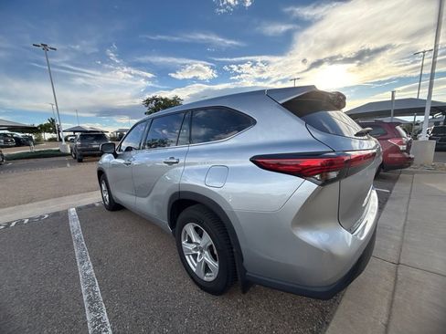 Used 2020 Toyota Highlander LE AWD/4WD image 7