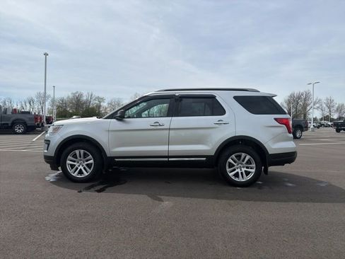 Used 2018 Ford Explorer XLT AWD/4WD image 16