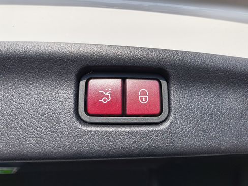 Used 2023 Mercedes-Benz C 300 Sedan image 10