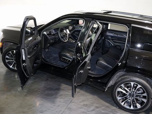 Used 2022 Jeep Grand Cherokee Overland w/ Luxury Tech Group IV image 5