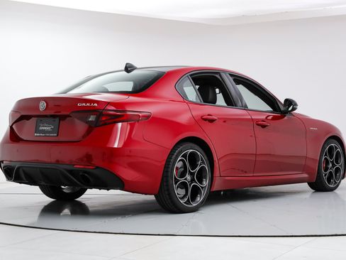 Used 2023 Alfa Romeo Giulia Veloce RWD image 5