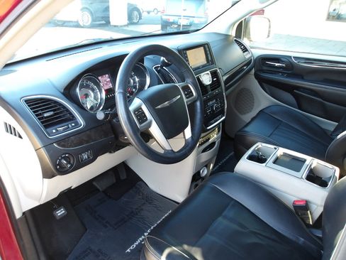 Used 2013 Chrysler Town & Country Touring-L w/ Entertainment Group #2 image 9