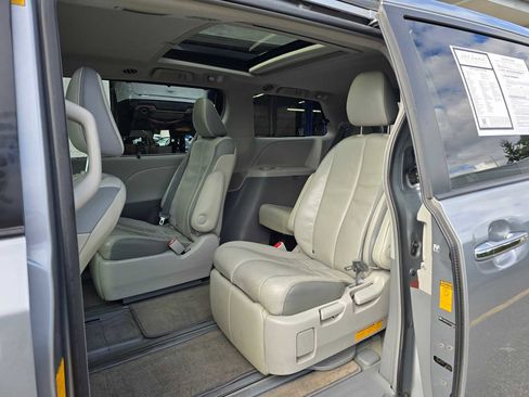 Used 2014 Toyota Sienna Limited image 18