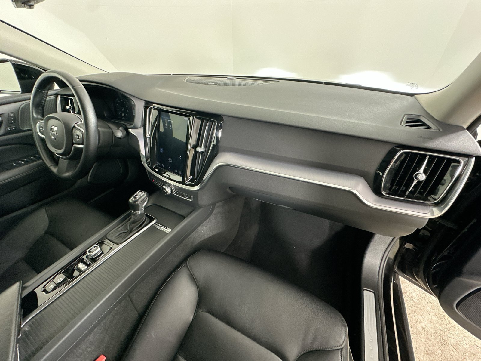 Used 2019 Volvo S60 T6 Momentum w/ Multimedia Package AWD/4WD image 44