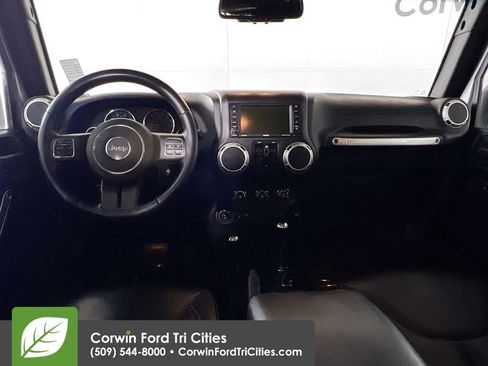 Used 2015 Jeep Wrangler Unlimited Sahara w/ Connectivity Group AWD/4WD image 7