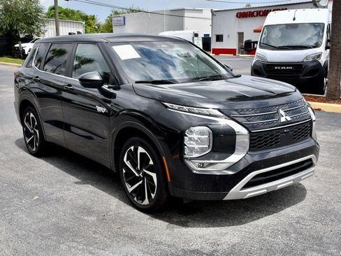 Used 2023 Mitsubishi Outlander LE image 1