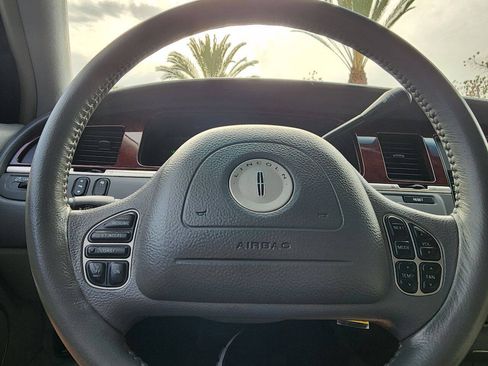 Used 2004 Lincoln Town Car Signature RWD image 37
