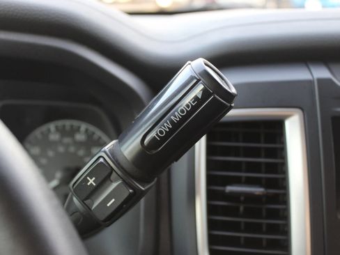 Used 2017 Nissan Titan S image 16