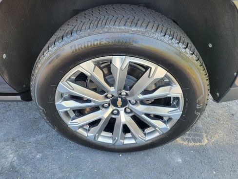 Used 2025 Chevrolet Suburban High Country AWD/4WD image 8