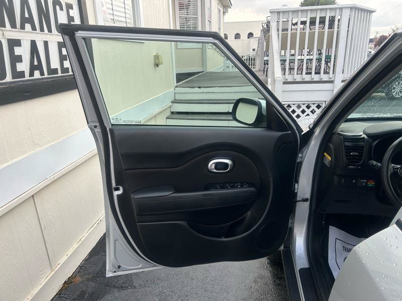 Used 2016 Kia Soul + FWD image 8