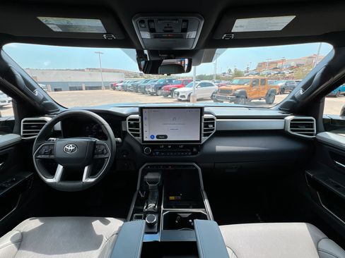 Used 2025 Toyota Tundra Limited AWD/4WD image 9