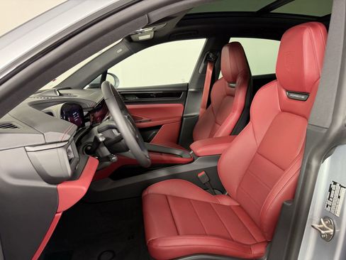 Certified 2025 Porsche Macan 4S Electric AWD/4WD image 5