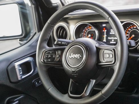 Used 2023 Jeep Gladiator Sport image 17