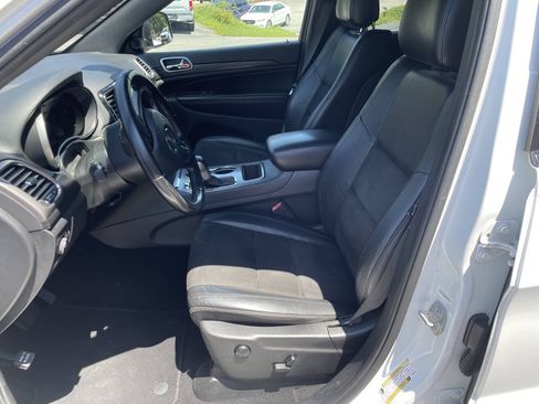 Used 2019 Jeep Grand Cherokee Altitude AWD/4WD image 15
