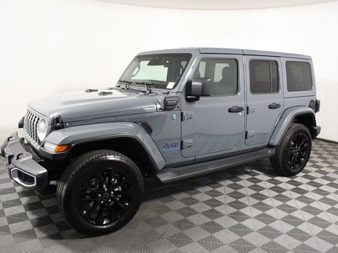 Used 2025 Jeep Wrangler Unlimited Sahara AWD/4WD image 2