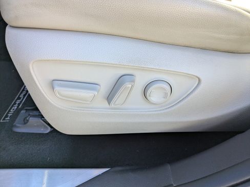 Used 2022 Toyota Highlander XLE FWD image 11