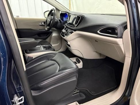 Used 2023 Chrysler Pacifica Touring-L FWD image 23