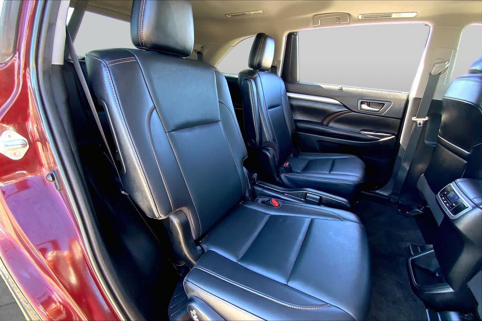 Used 2019 Toyota Highlander XLE FWD image 19